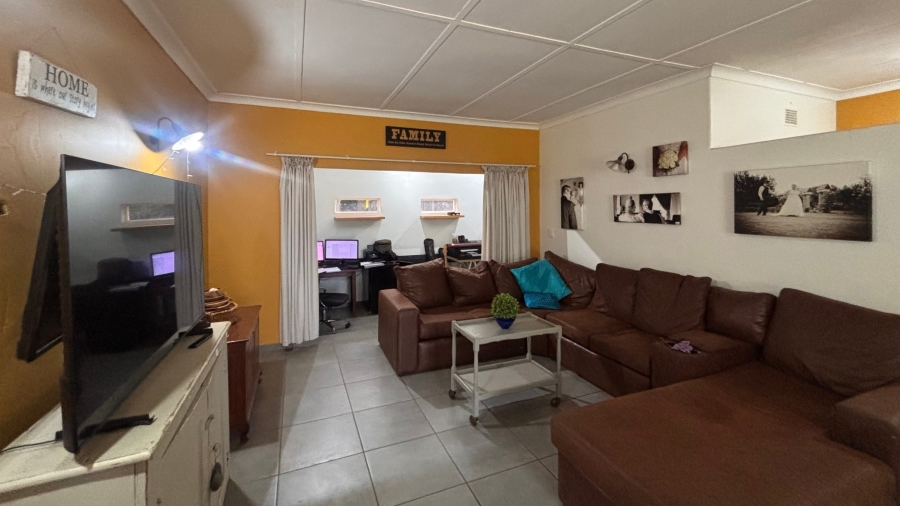 4 Bedroom Property for Sale in Flamwood North West